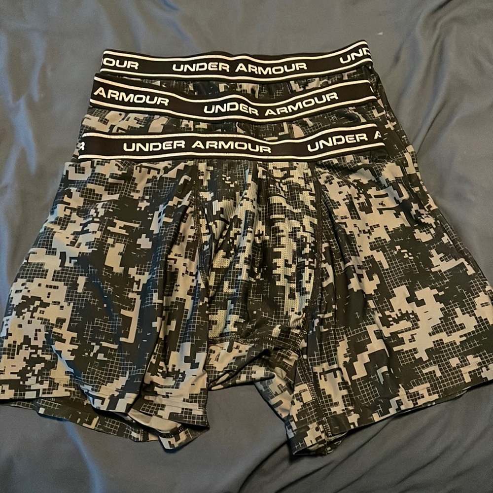 3 pair Men’s Under Armour boxer briefs size large